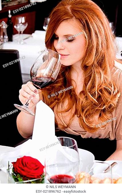Frau und Mann beim Dinner Im Restaurant trinken Rotwein