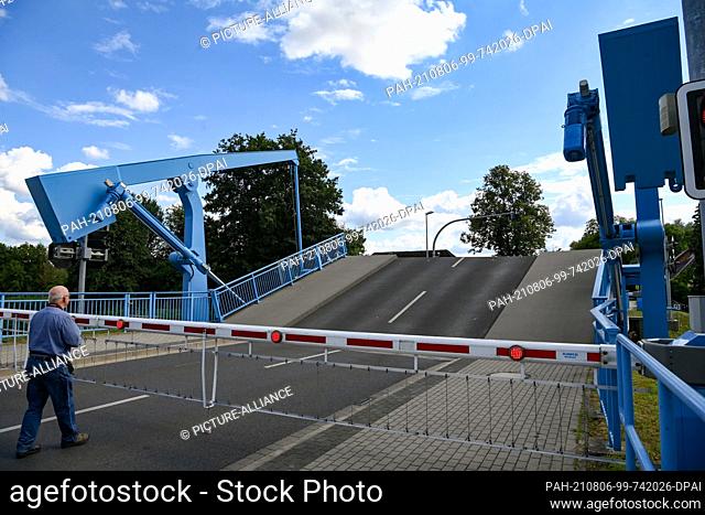 04 August 2021, Brandenburg, Liebenwalde: The bascule bridge at the city harbour over the so-called Langer Trödel is opened