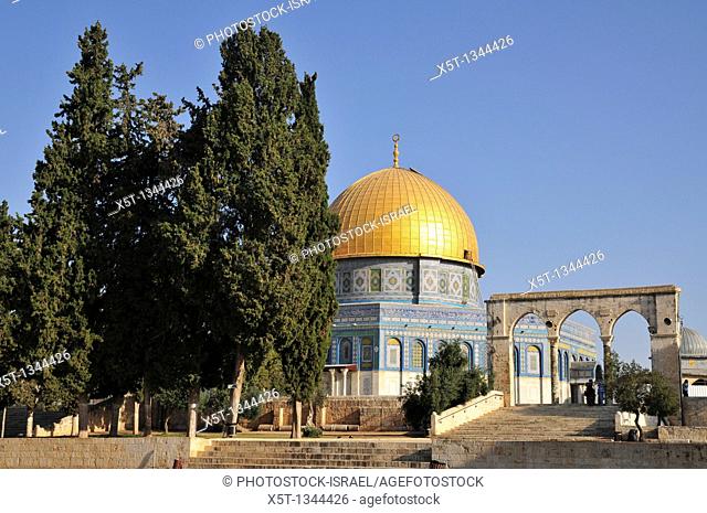 Israel, Jerusalem Old City, Dome of the Rock on Haram esh Sharif Temple Mount a Qanatir The Arch in the foreground