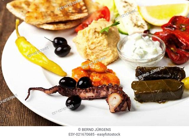 griechischen Vorspeisen auf einem Teller