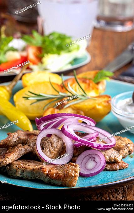 griechischer Gyros mit Salat und Ouzo