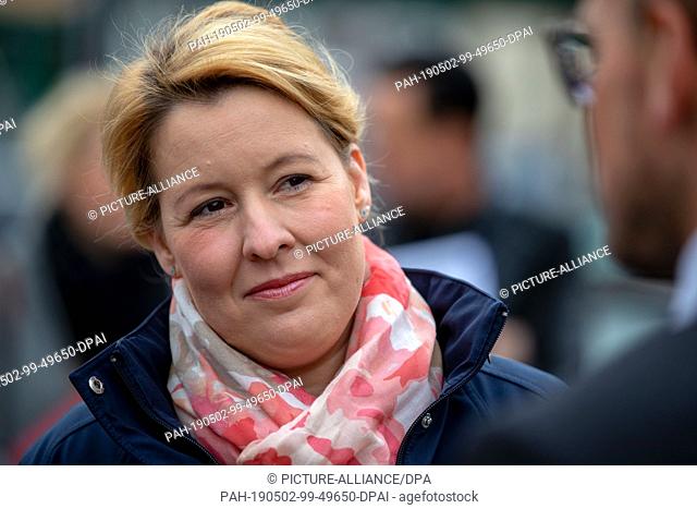 02 May 2019, Mecklenburg-Western Pomerania, Grabow: Franziska Giffey (SPD), Federal Minister for Family Affairs, talks to guests at the event while visiting the...