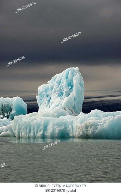 Icebergs, Joekulsárlón glacial lagoon, Vatnajokull glacier, Austurland, a region in eastern Iceland, Iceland, Europe