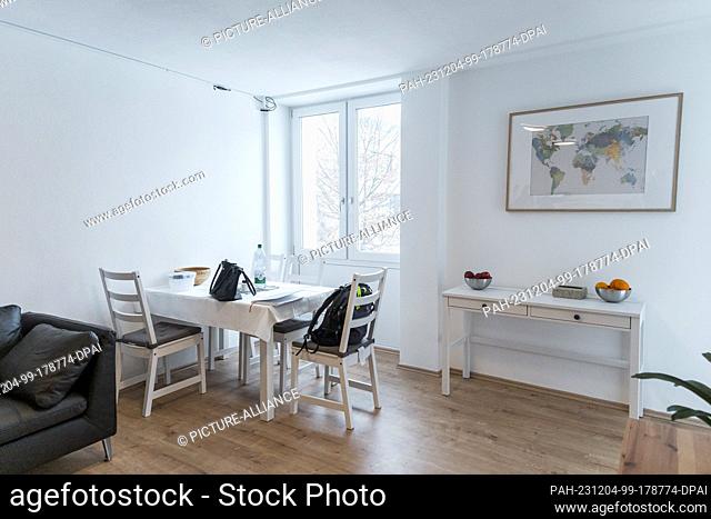 04 December 2023, Bavaria, Kulmbach: View into a living room of the Live-In-Lab at the University of Bayreuth. A research environment has been created in two...