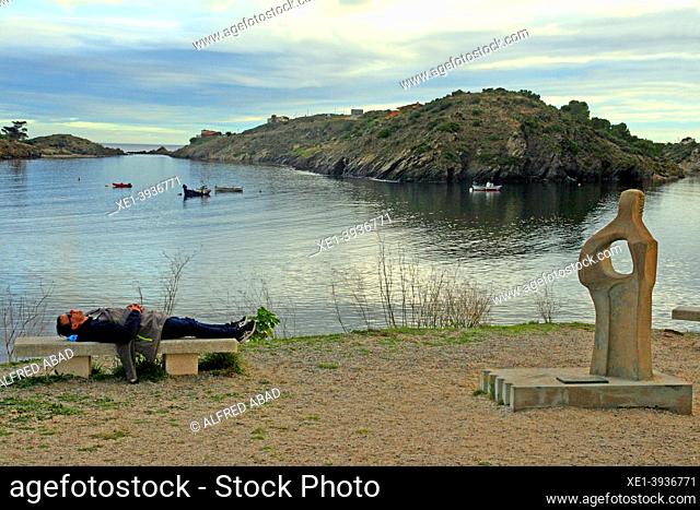 home decansant i escultura, Portlligat, Cadaqués, Costa Brava, Girona, Catalunya, Espanya