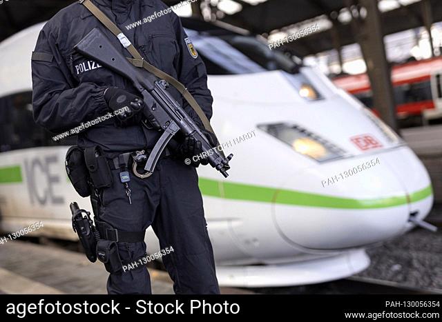 A federal police officer patrols in front of an ICE 3 at Aachen main station. Aachen, February 20th, 2020 | usage worldwide