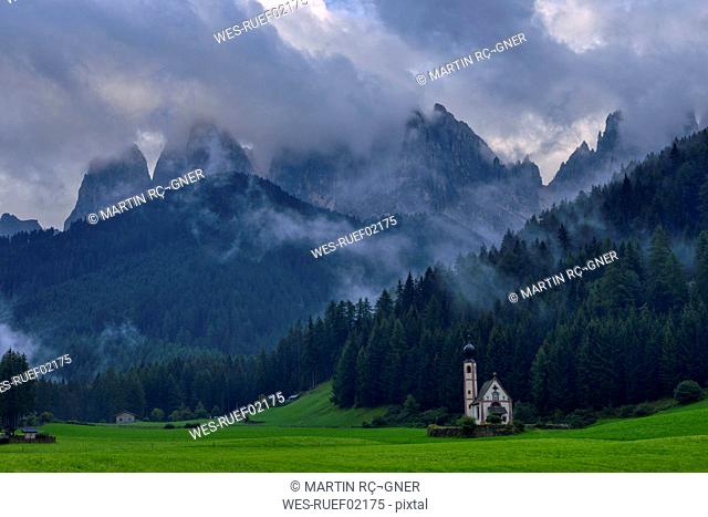 Italy, Trentino Alto-Adige, Val di Funes, Santa Maddalena, San Giovanni in Ranui chapel with Geisler Mountain Group in background