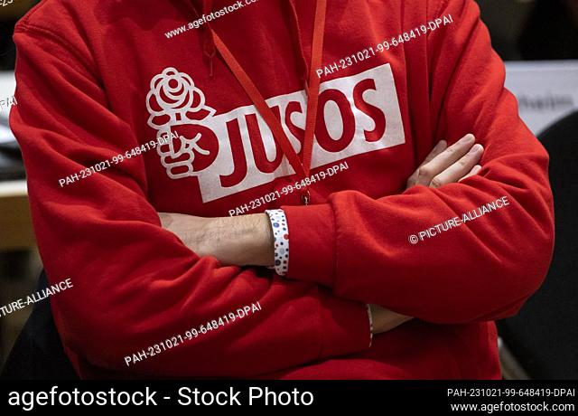 21 October 2023, Baden-Württemberg, Heilbronn: A participant at the state party conference of the SPD Baden-Württemberg wears a hoodie with the inscription...