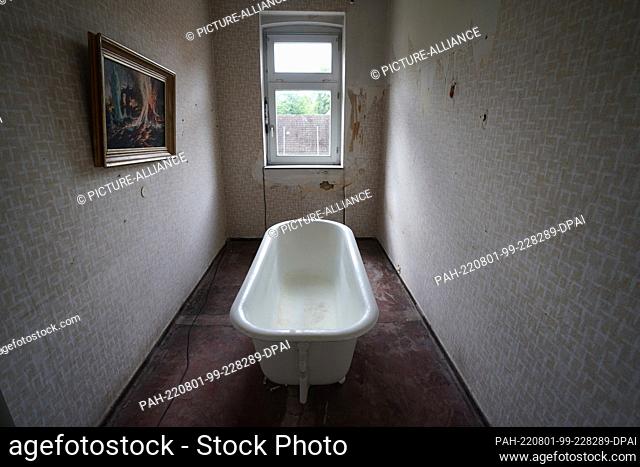 PRODUCTION - 21 July 2022, Schleswig-Holstein, Kiel: A bathtub and a painting can be seen in a cell in the former Imperial Naval Detention Center