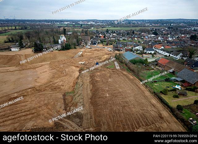14 September 2017, North Rhine-Westphalia, Erftsadt: The area between the gravel pit and the development in the Blessem district still shows traces of the flood...