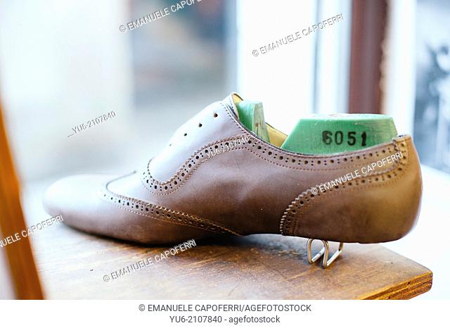 Handmade shoes to the shoemaker