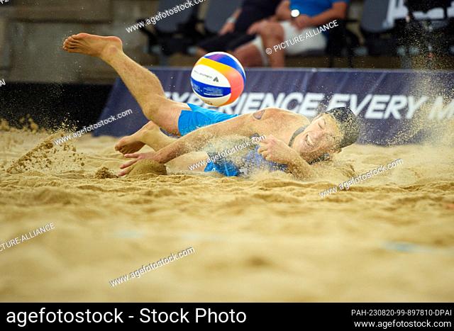 20 August 2023, Hamburg: Volleyball/Beach: Beach Pro Tour, Semifinals, Norway - Italy. Italy's Samuele Cottafava tries to get to a ball of the Norwegians in the...
