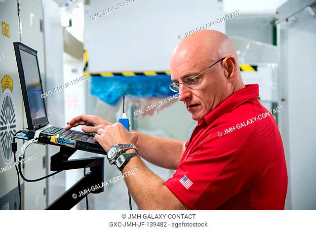 NASA astronaut Scott Kelly, Expedition 4344 flight engineer and Expedition 4546 commander, participates in an emergency scenario training session in an...