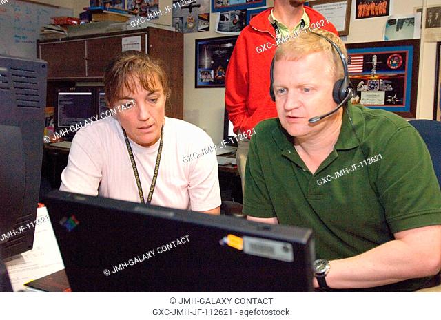 Astronauts Heidemarie M. Stefanyshyn-Piper, STS-126 mission specialist; and Eric A. Boe, pilot, use the virtual reality lab in the Space Vehicle Mockup Facility...