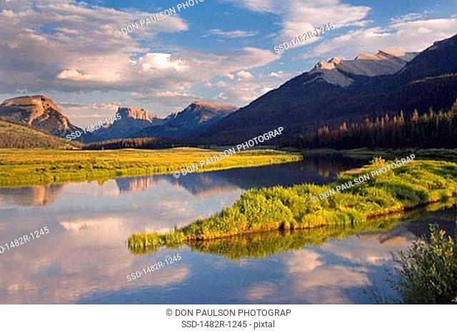 Mountains overlooking a river, Green River, Squaretop Mountain, Bridger-Teton National Forest, Wyoming, USA