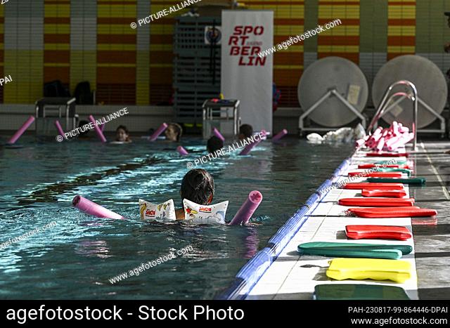 15 August 2023, Berlin: Pupils take part in an intensive swimming course offered by the Landessportbund Berlin and the Sportjugend Berlin at the Kombibad...