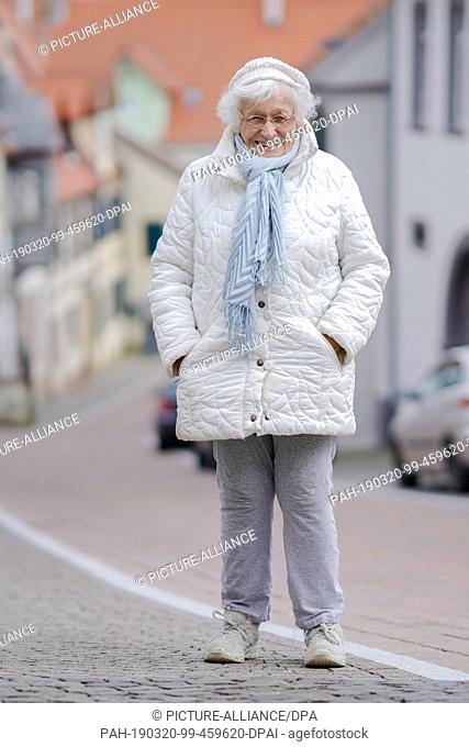 18 March 2019, Rhineland-Palatinate, Kirchheimbolanden: Lisel Heise stands on a street in the old town. The 100-year-old is running for the electoral initiative...