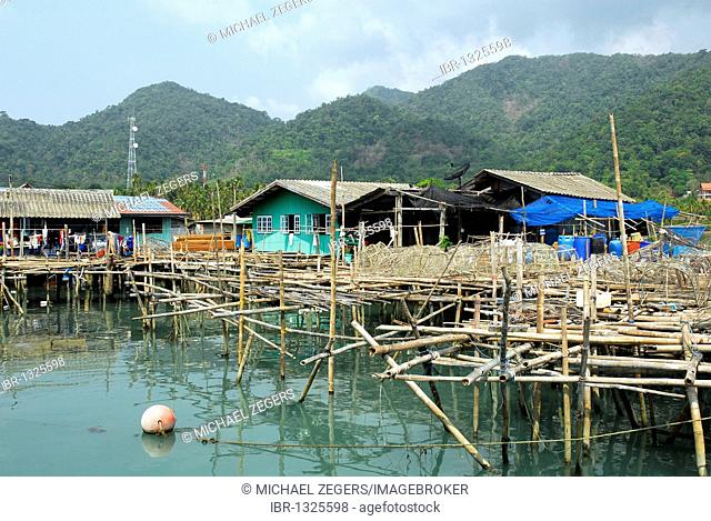 Pier with housing in the Bang Bao bay, Koh Chang Island, National Park Mu Ko Chang, Trat, Gulf of Thailand, Thailand, Asia