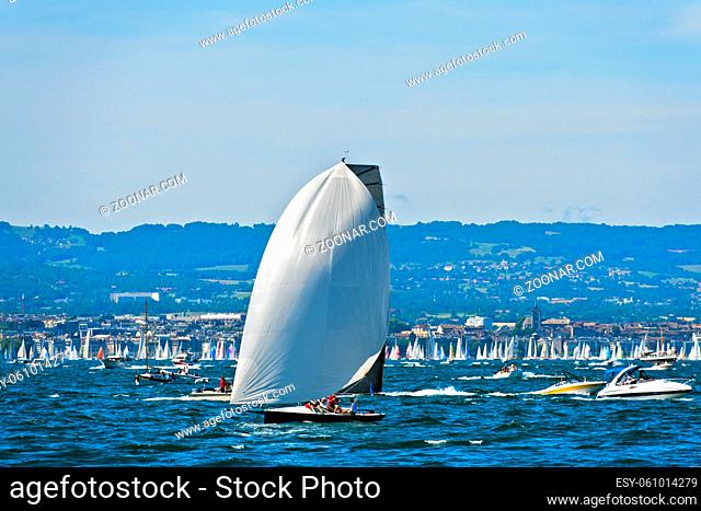 Segelboot mit Spinnaker Segel auf dem Genfersee, Genf, Schweiz / Sailing boat flying a spinnaker sail on Lake Geneva, Geneva, Switzerland