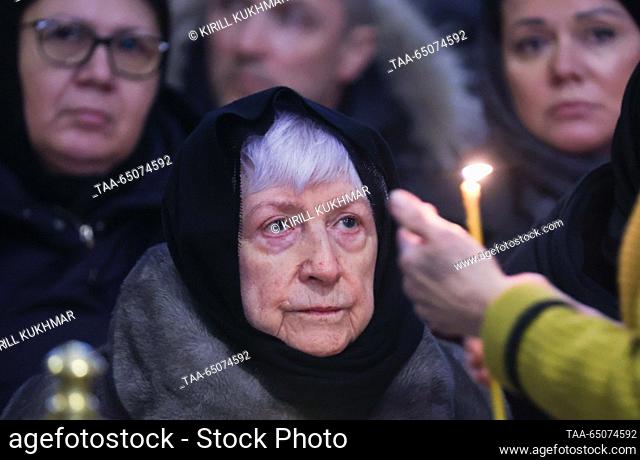 RUSSIA, KEMEROVO - 22 de noviembre de 2023: Elvira Tuleyeva asiste a un servicio de entierro para su esposo Aman Tuleyev