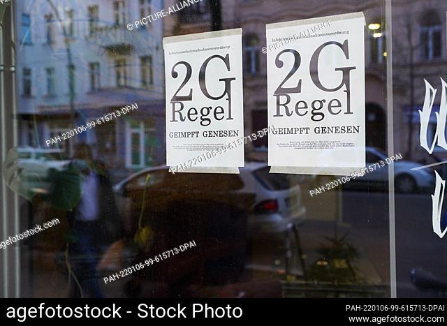 06 January 2022, Berlin: In the Simon-Dach-Kiez, two ""2 Regel"" signs are posted on one restaurant. Berlin's new health senator Gote has brought up stricter...