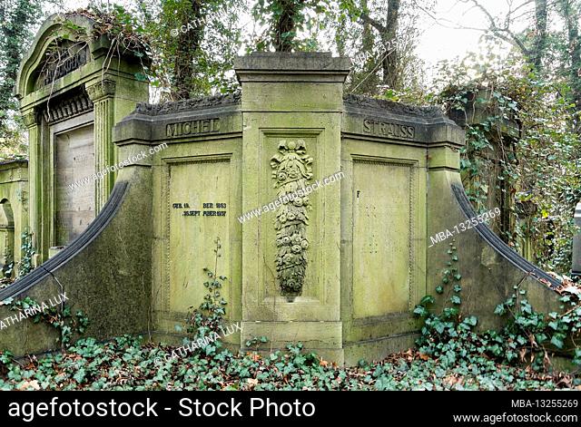 Berlin, Jewish cemetery Berlin Weissensee, largest surviving Jewish cemetery in Europe, corner grave, field E5, flower ornaments