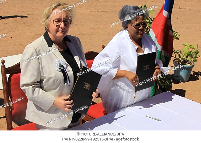HANDOUT - 28 February 2019, Namibia, Gibeon: Baden-Württemberg's Science Minister Theresia Bauer (Greens) and Namibia's Education Minister Katrina Hanse-Himarwa...