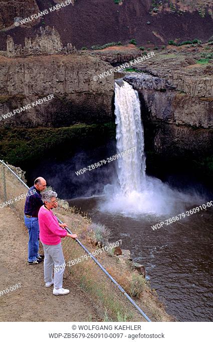 A senior couple (released) is looking at Palouse Falls in Palouse Falls State Park in Eastern Washington State, USA.A senior couple (released #32