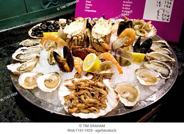 Ready to eat seafood platter at Le Petit Zinc Restaurant near Boulevard Saint Germain, Left Bank, Paris, France
