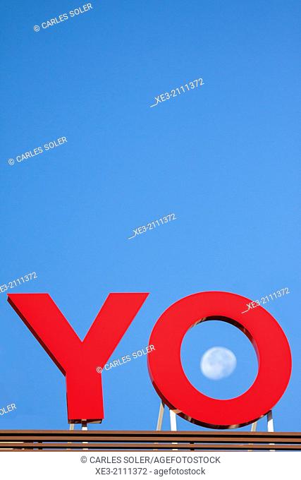 Sign showing the word "yo" (Spanish for "I") and the moon inside letter "o"