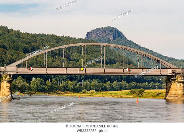 Blick auf die Elbe mit Eisenbahnbrücke bei Bad Schandau