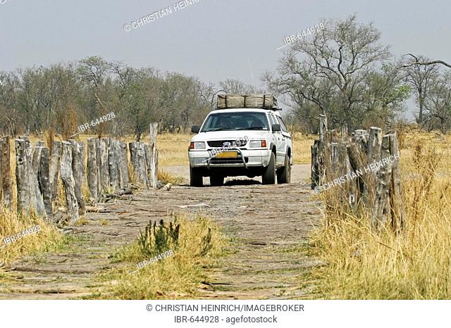 Drive over a wooden bridge, Moremi Nationalpark, Moremi Wildlife Reserve, Okavango Delta, Botswana, Africa