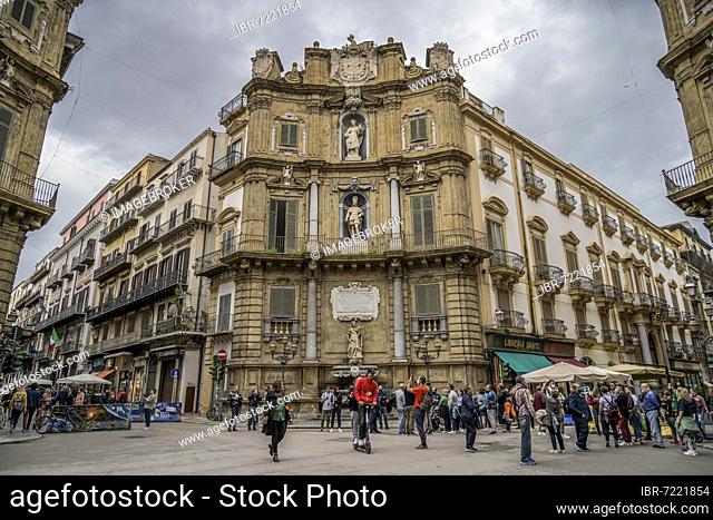 Piazza Quattro Canti, corner of la Loggia neighbourhood with patron saint Oliva, Palermo, Sicily, Italy, Europe