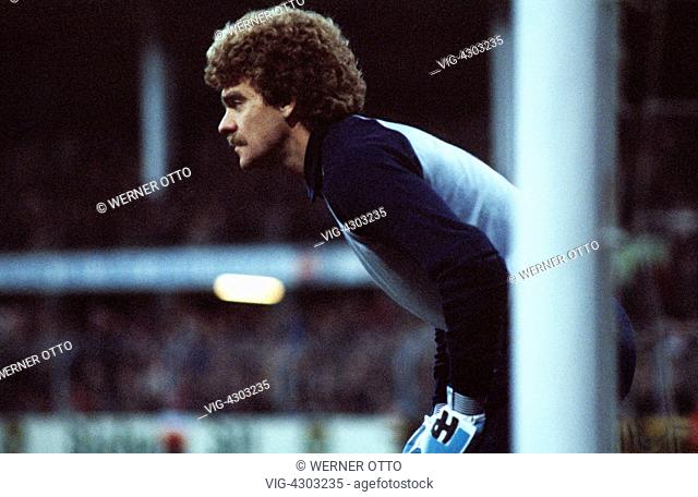 football, Bundesliga, 1980/1981, Grotenburg Stadium, FC Bayer 05 Uerdingen versus FC Schalke 04 1:3, scene of the match, keeper Paul Hesselbach (Bayer) -...