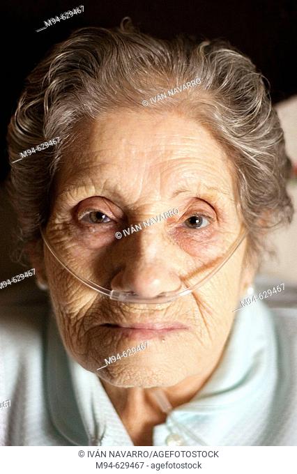 Elderly woman using a nasal oxygen cannula