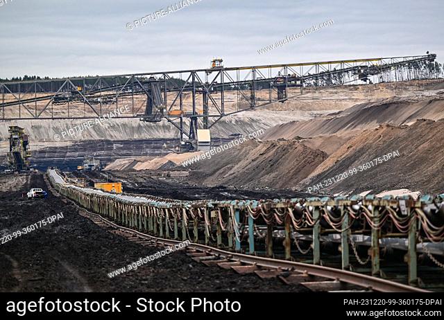 PRODUCTION - 19 December 2023, Brandenburg, Jänschwalde: At its deepest point, the coal seam is located between the F60 conveyor bridge in the Jänschwalde...