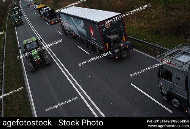 14 December 2023, Bremen, Wesermarsch: Farmers protest and drive their tractors near the Weser tunnel. There is currently a traffic jam in the area of the Weser...