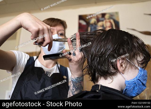 Hairdresser cuts the hair of a little boy on 05.05.2020 in Essen / Germany.  | usage worldwide. - eat/Nordrhein Westfalen/Deutschland