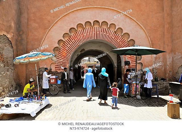 Maroc, Marrakech, Bab Khemis l'une des 19 portes qui entourent la ville, Bab El Kehmis Donnant accès au souk du même nom signifiant jeudi en raison,  à l'époque