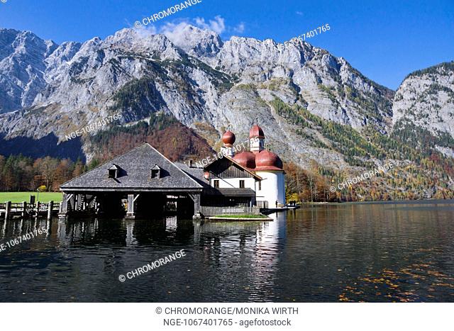 Peninsula of St. Bartholomew with the the Pilgrimage Church, in the back Mt. Watzmann, Lake Koenigssee, Berchtesgaden Nation Park, Berchtesgadener Land