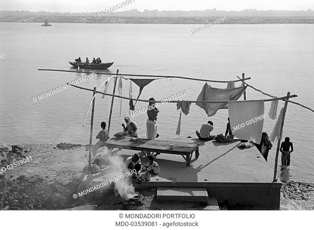 People relaxing on Gange River. Varanasi, 1965