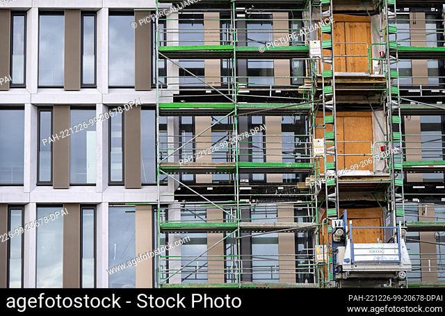 26 December 2022, Bavaria, Munich: Scaffolding can be seen at the construction site of the new criminal justice center. Once completed, the approximately 39