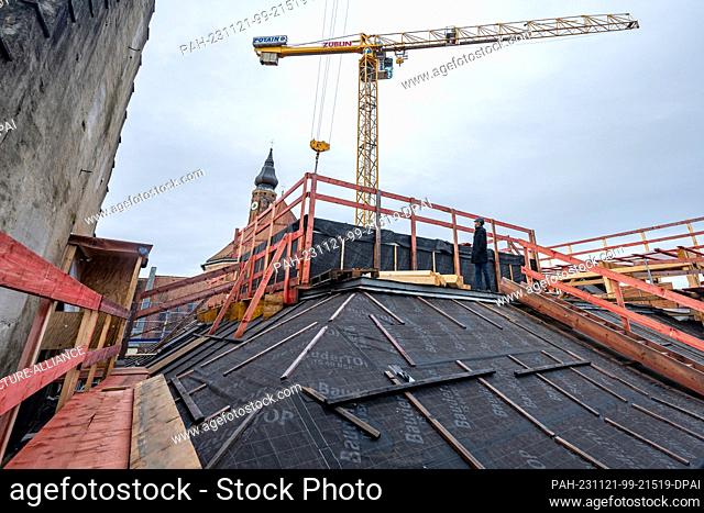 PRODUCTION - 20 November 2023, Bavaria, Straubing: Construction work on the historic town hall in the city center. The building