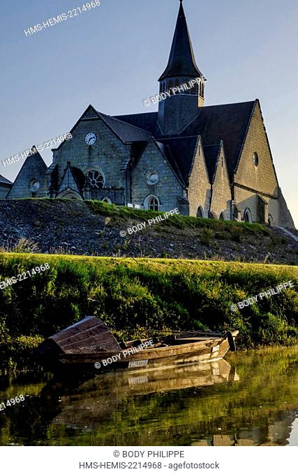France, Indre et Loire, Loire Valley listed as Word Heritage by UNESCO, La Chapelle sur Loire, navigation on a traditional boat called Toue