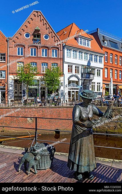 Bronze statue The Fish Woman, by the sculptor Frijo Müller-Belecke, fish market, at the old Hansehafen, Schwinge river, Stade, Lower Saxony