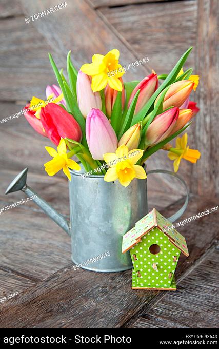 Kleiner Blumenstrauss mit Tulpen und Osterglocken