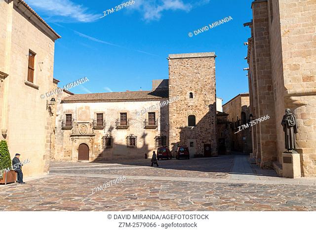 Palacio de Hernando de Ovando en la Plaza de Santa María con la estatua de San Pedro de Alcántara a la derecha. Ciudad de Cáceres. Extremadura. España