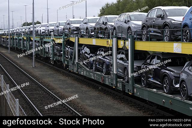 14 September 2023, Saxony, Zwickau: Electric vehicles produced by Volkswagen Sachsen stand on a freight train at the plant site in Zwickau before delivery