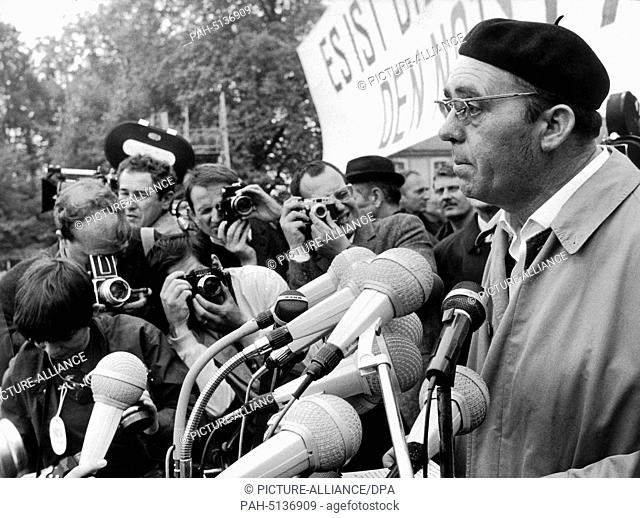 Writer Heirnich Böll speaks to the participants of a rally against the emergency laws on the 11th of May in 1968. - Bonn/Nordrhein-Westfalen/Germany