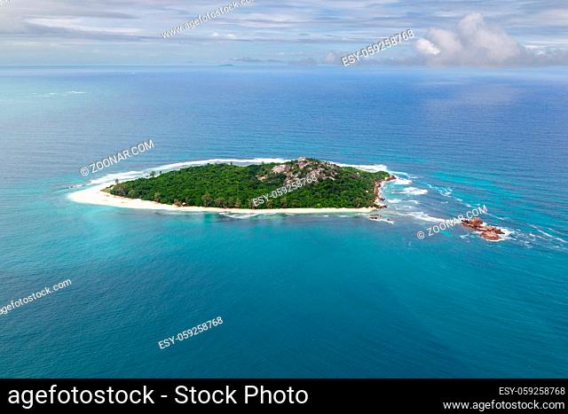 Luftaufnahme der Insel Cousin auf den Seychellen, Afrika. Aerial view of the small island Cousin, Seychelles in the Indian Ocean